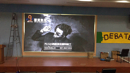江蘇無錫協(xié)和學校P2.5室內(nèi)高清LED顯示屏由上海智彩科技設(shè)計、安裝
