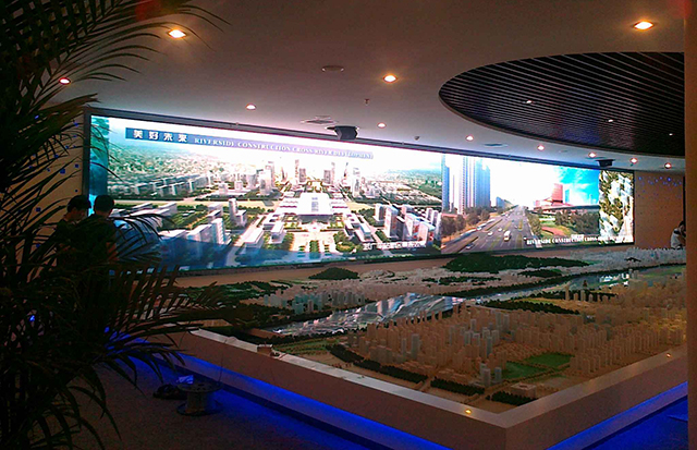 江蘇鹽城汽車商貿(mào)城展館P5室內(nèi)全彩LED顯示屏由上海智彩科技設(shè)計、安裝